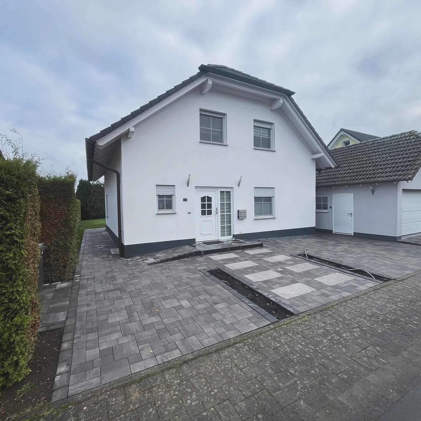 Pflasterarbeiten Eingangsbereich fertig Region Bonn – Brüder Berisha Garten- und Landschaftsbau
